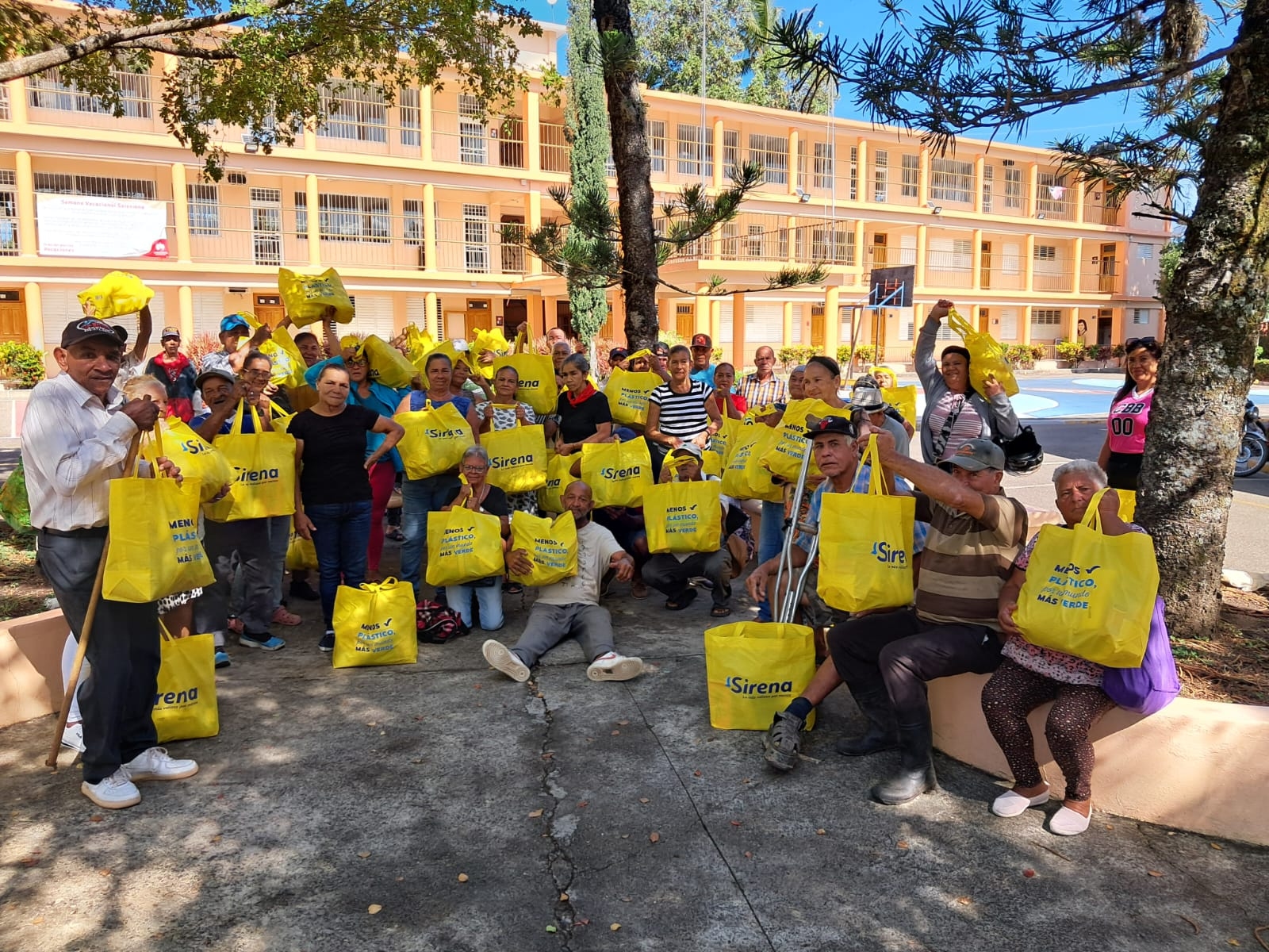 Grupo Ramos reafirma su compromiso social con la entrega de aportes a instituciones de Jarabacoa