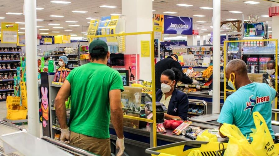 Grupo Ramos instala mamparas en sus tiendas y supermercados para frenar el COVID-19